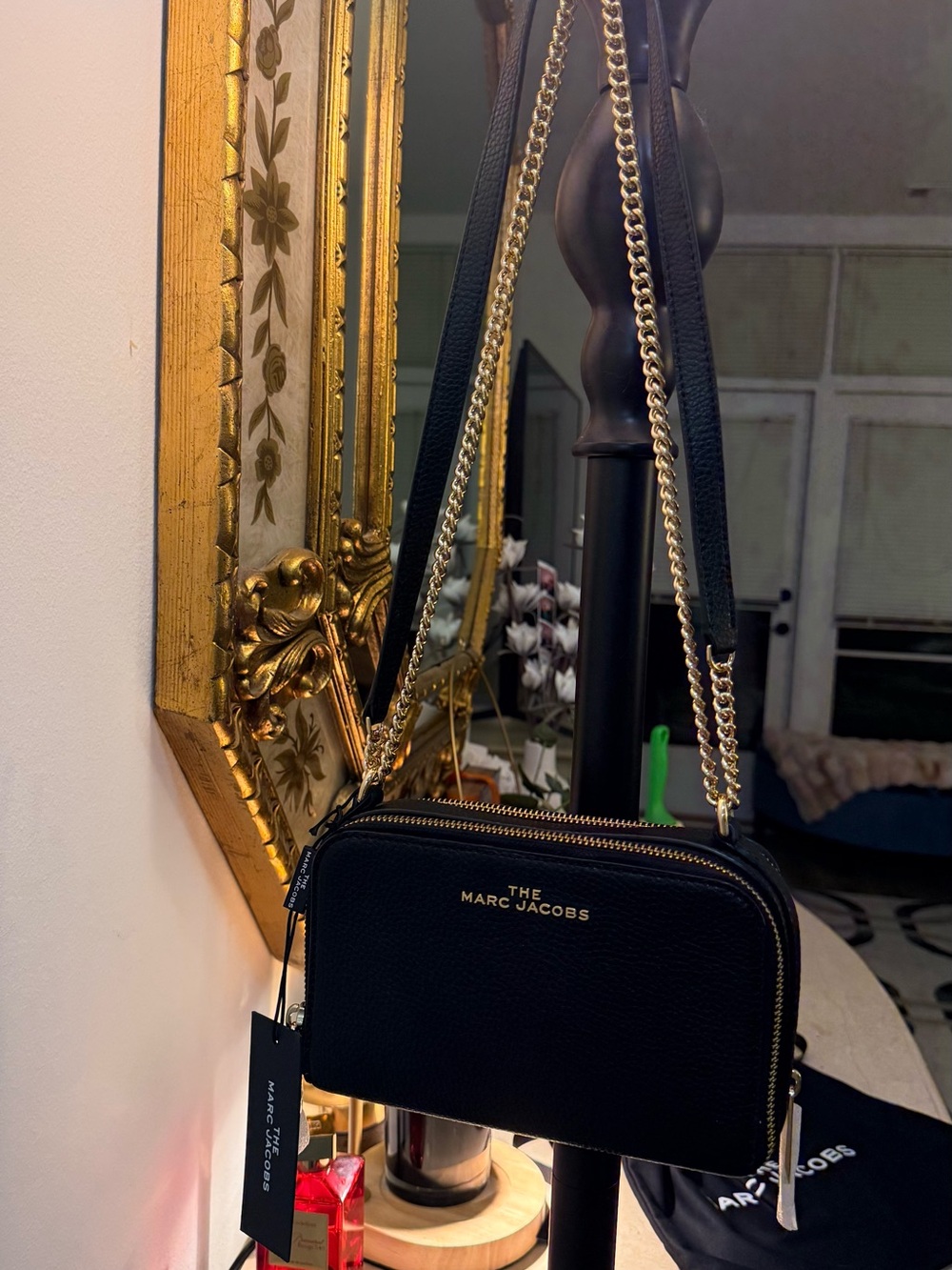 Marc Jacobs Snapshot
Leather Crossbody and shoulder Black Bag & Gold accent